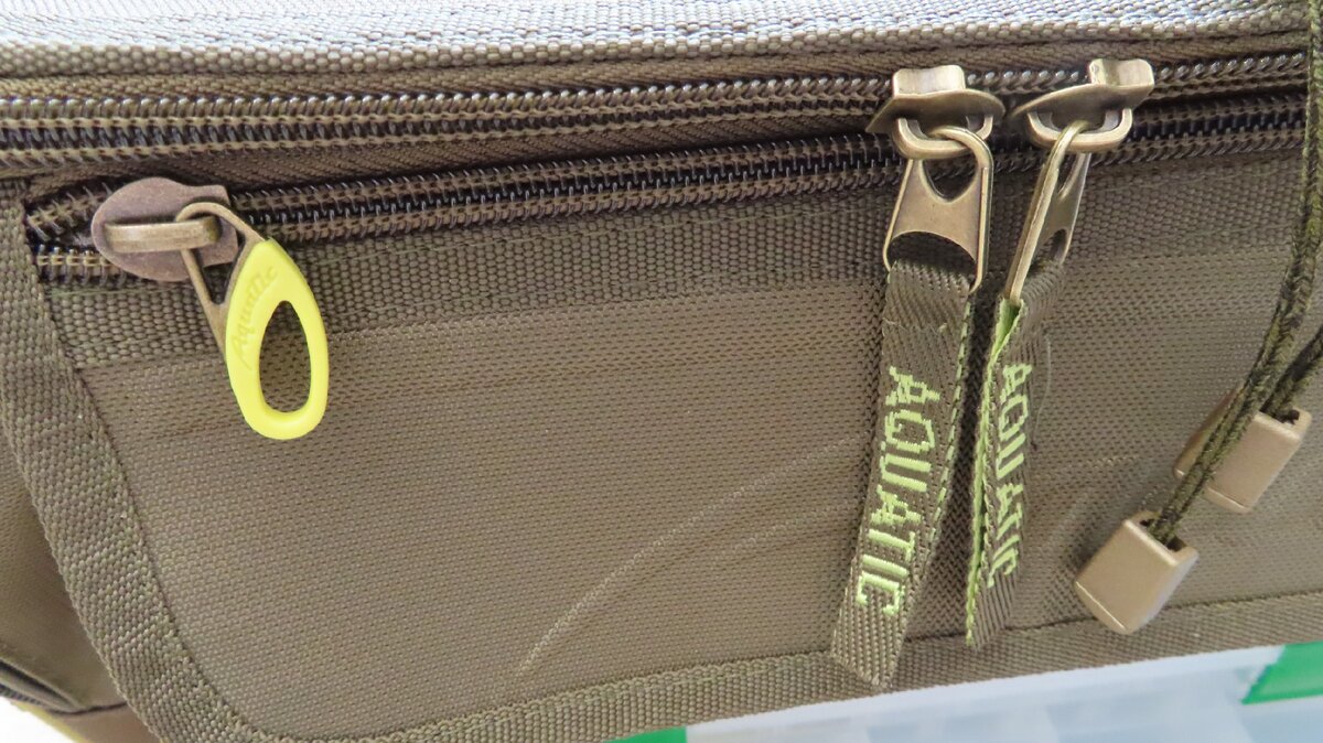 некоторые собачки оснащены тканевыми держателями а на некоторых резиновые.