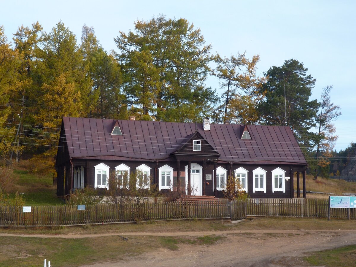 Здание Байкальской биостанции, построенное в 1956 г. Фото автора в 2017 г.