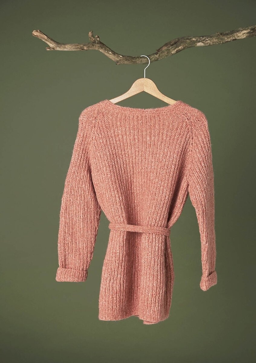 Вязаный спицами кардиган резинкой 