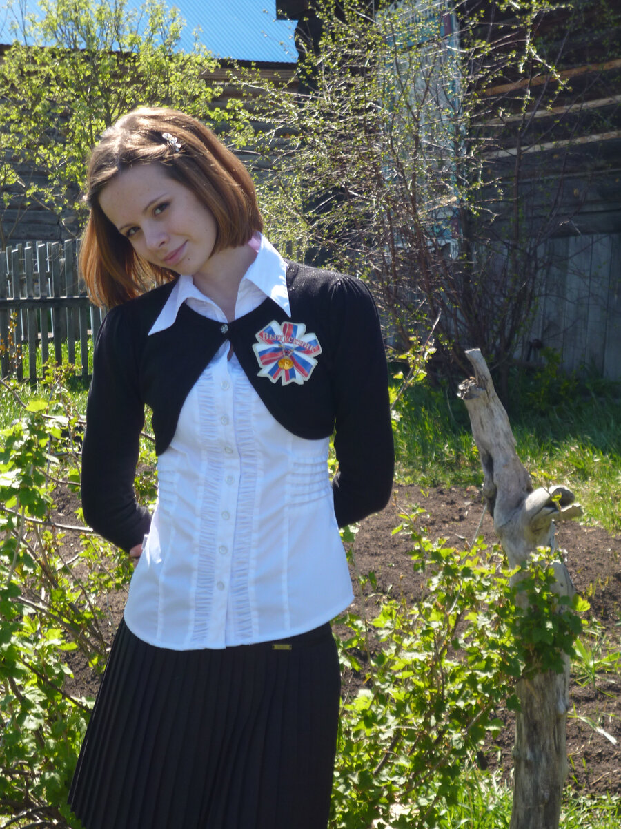 Фото автора с Последнего Звонка в 11 классе: мама сфотографировала меня в саду возле нашего деревенского дома