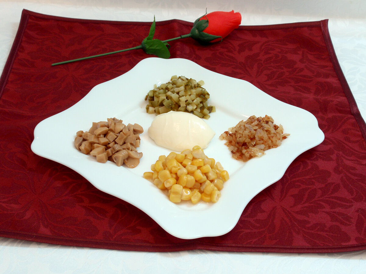 Салат с грибами и кукурузой