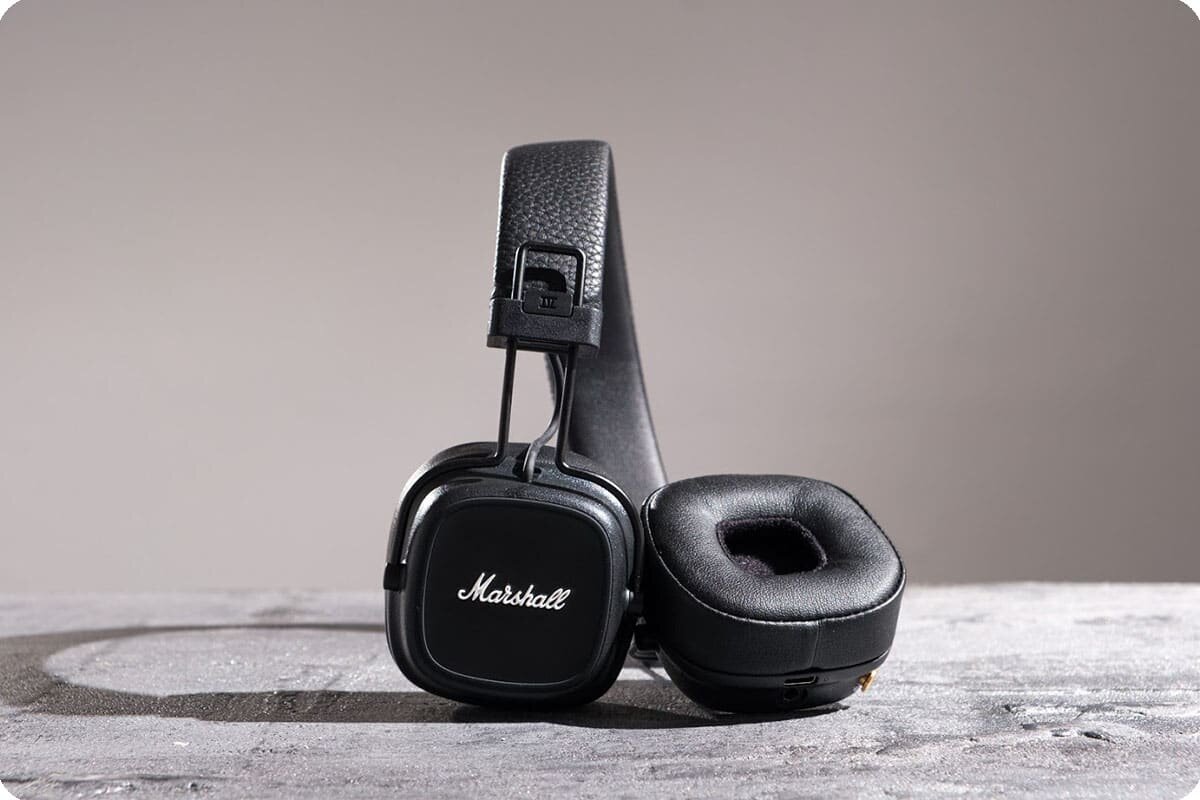 Накладные наушники Marshall Major IV выглядят проще