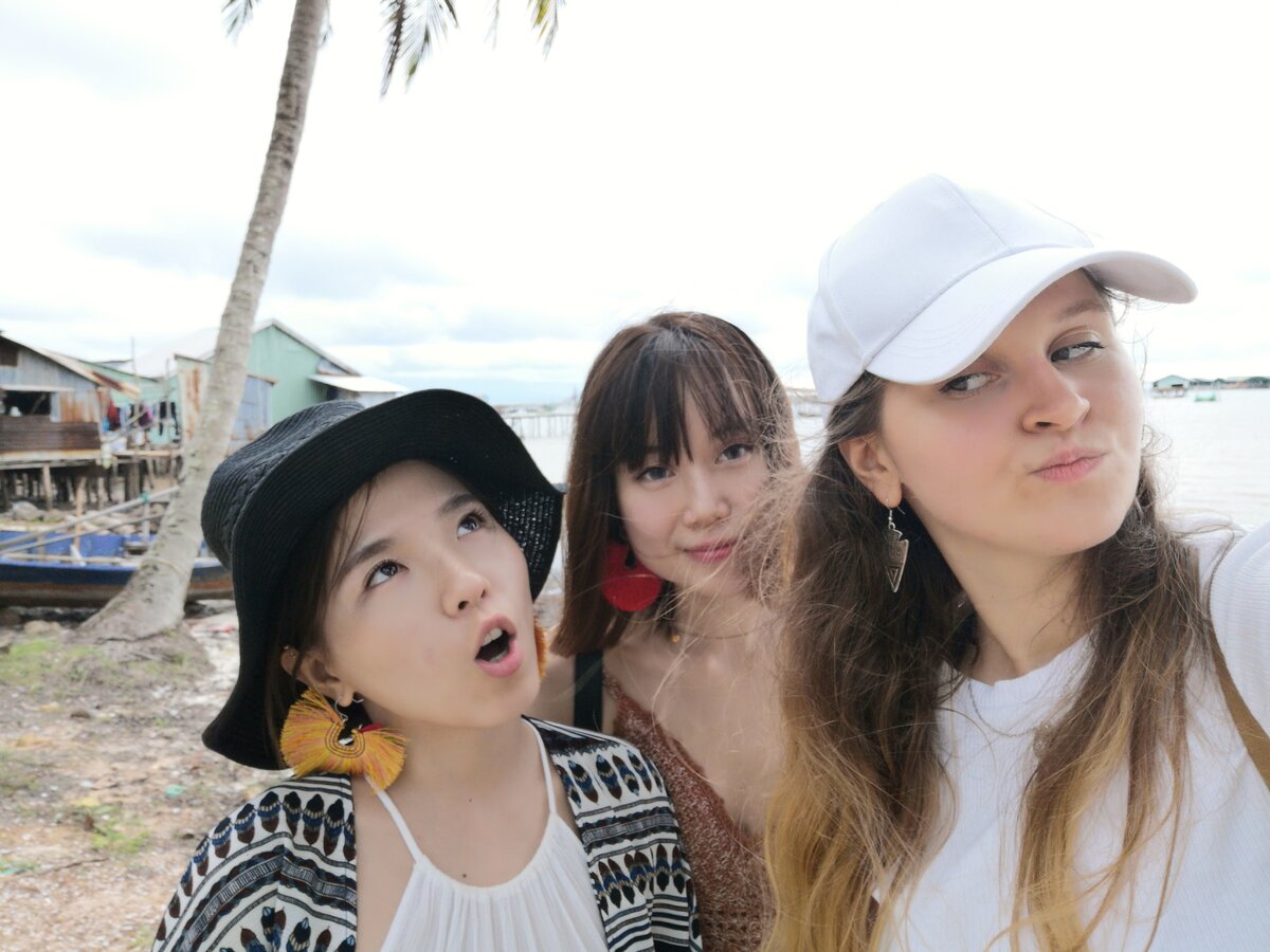 Ленси, Зои, Дина (слева направо) 