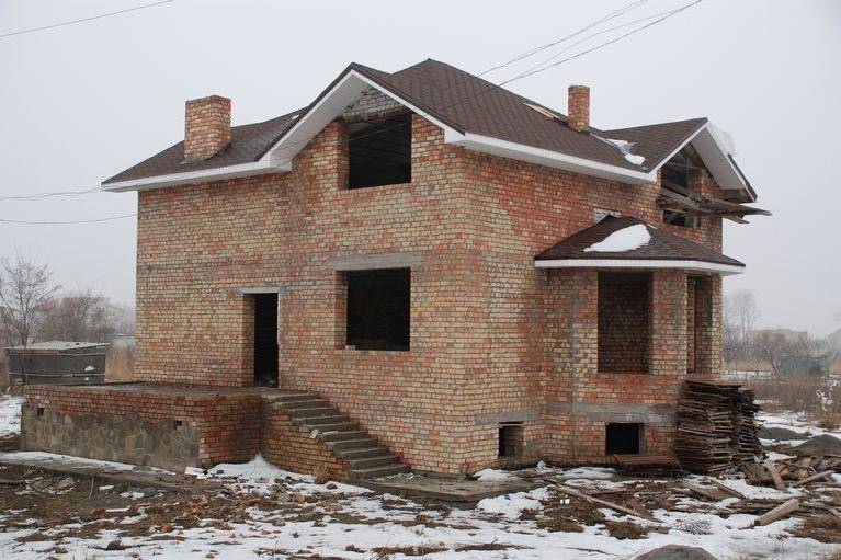 Почему дома строят из кирпича. Недостроенный дом из кирпича. недостроенный коттедж. недостроенные коттеджи. недостроенный двухэтажный дом.