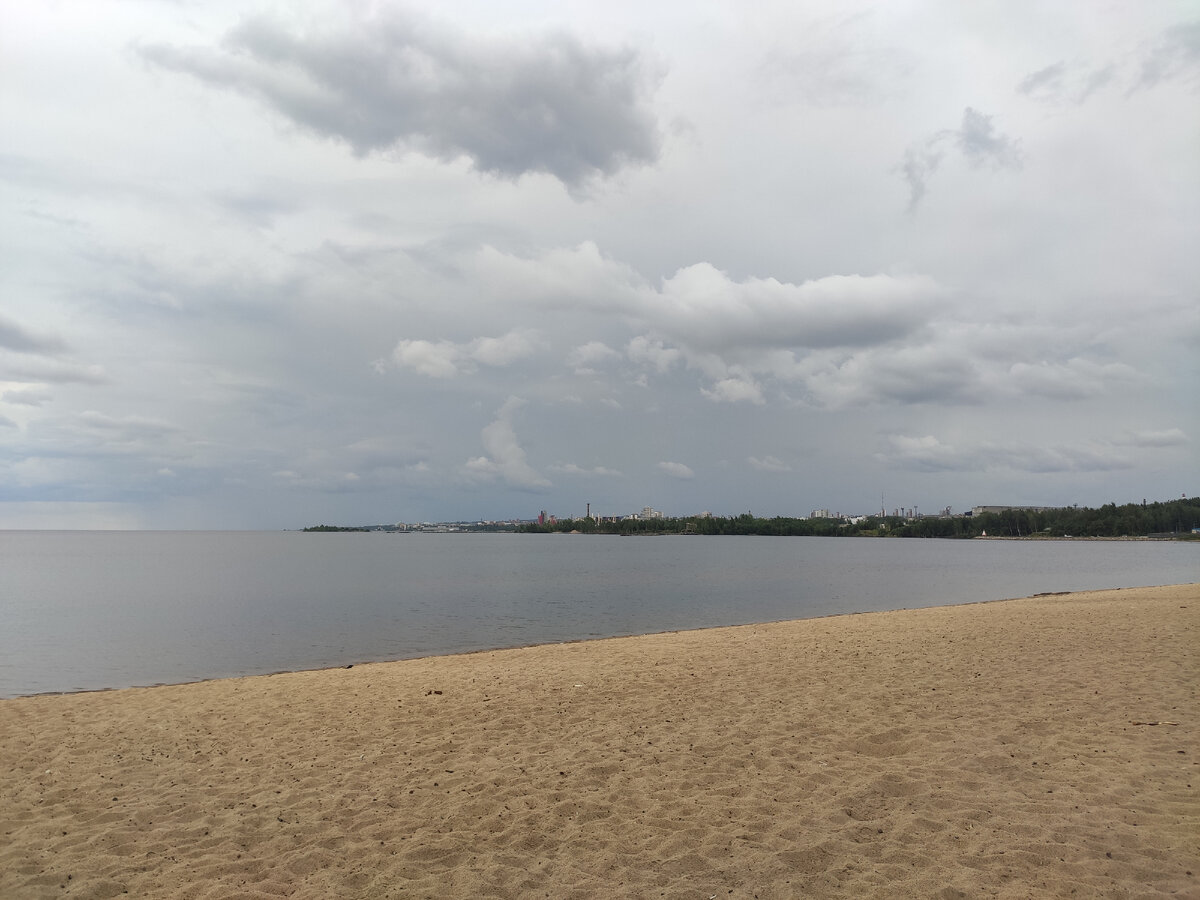 Вид на Петрозаводск с пляжа Соломенского залива (неофициальный городской пляж) и приближающуюся тучу 