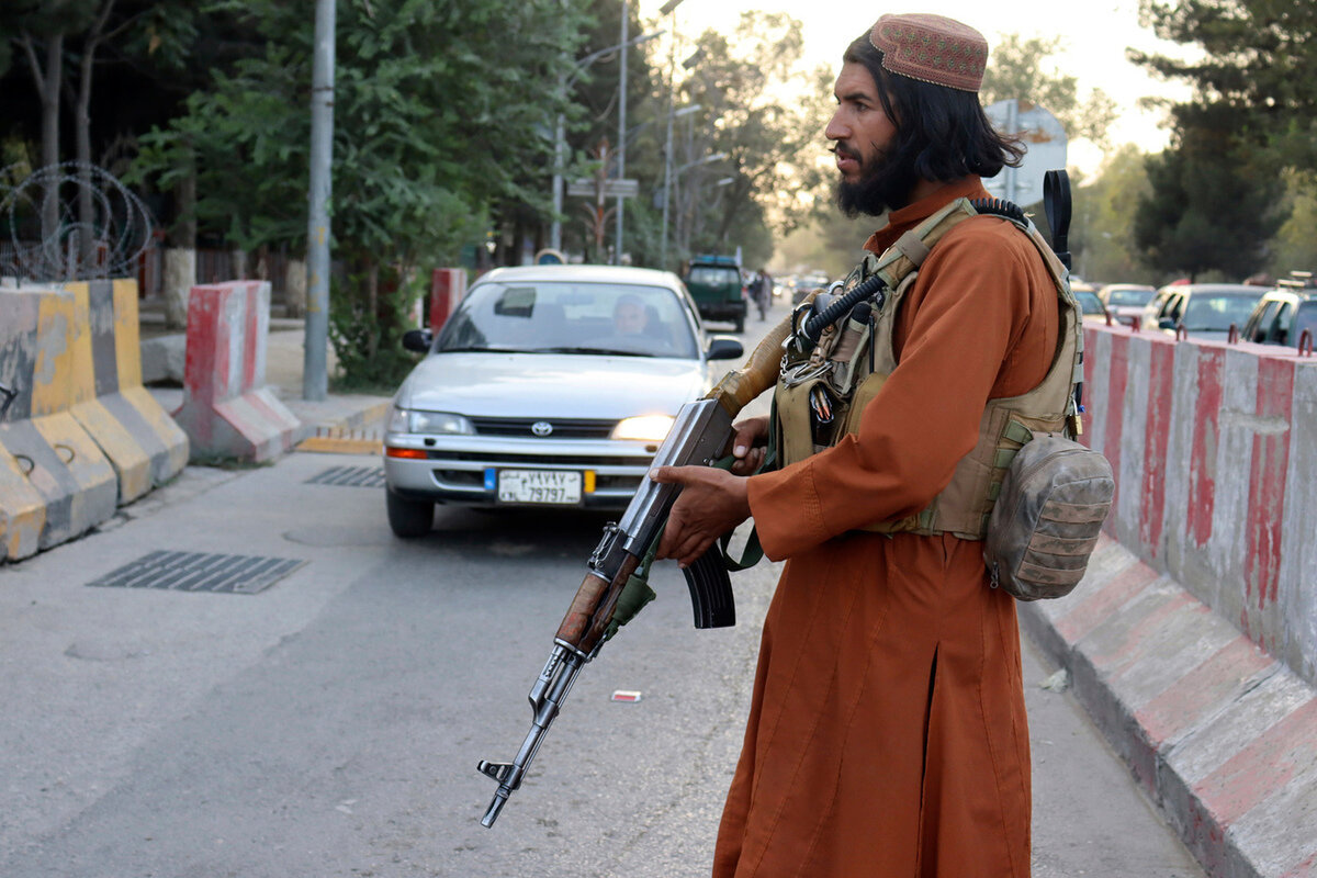 Солдат держит оборону на дороге