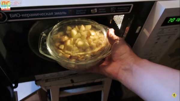 Картошка в микроволновке сколько времени. Картошка в микроволновке. Картошка с курицей в микро. Картошка в микроволновке в стеклянной посуде. Курица с картошкой в микроволновке.