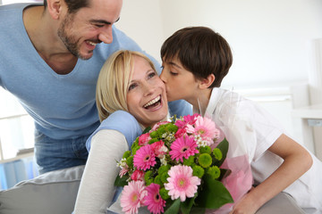 цветы на день мамы в Москве, Волгограде, Волжском можно заказать в Первая Букетная, которая с легкостью выполнит доставку цветов для мамы в день мамы в Волгограде, Волжском, Москве