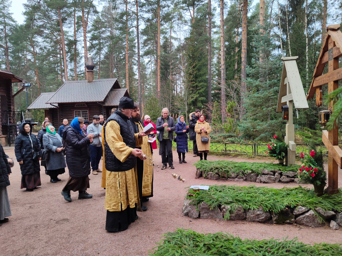 Панихида по жертвам политических репрессий в Вырице. За алтарем храма Казанской иконы Божией Матери