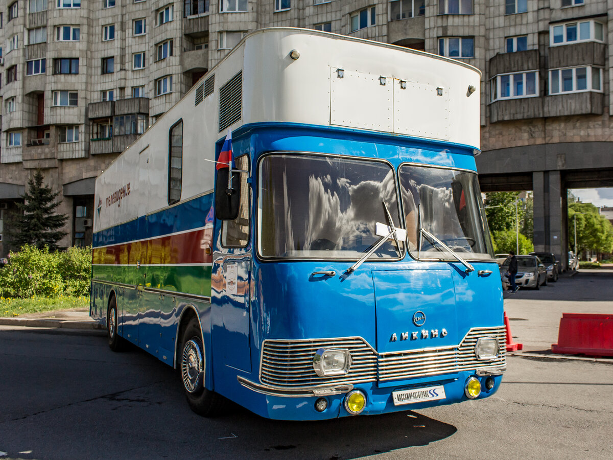 Над кабиной установлены блоки кондиционеров, работающих от внешнего питания.