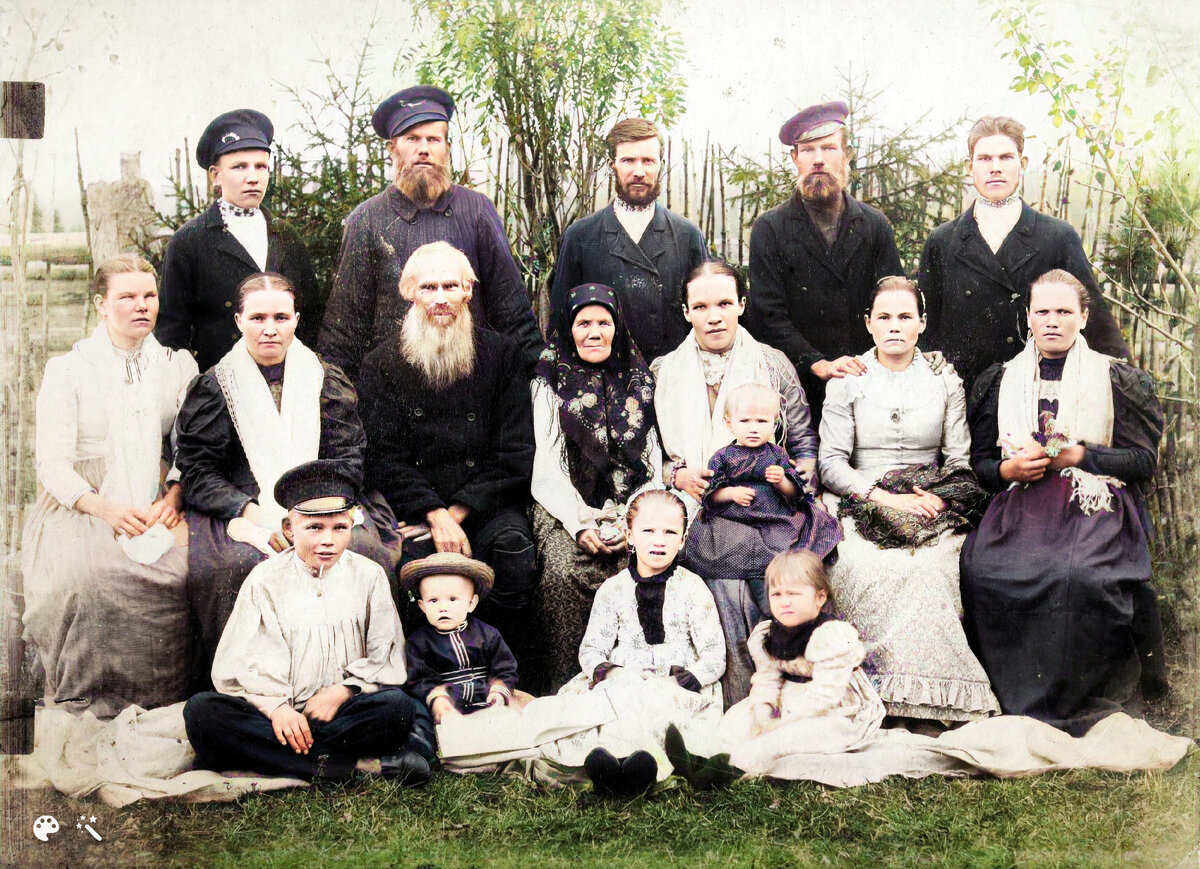 Данное фото имеется в двух экземплярах. Один хранится у потомков Саввы Платоновича, второй - у потомков Исаака Платоновича Канонеровых.