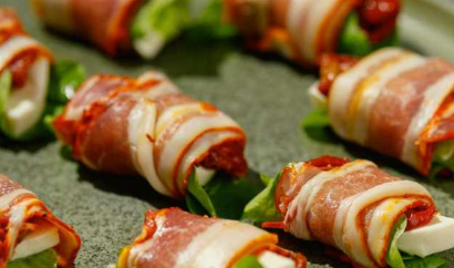 Готовый вариант рулетиков из бекона с моцареллой и вялеными томатами 