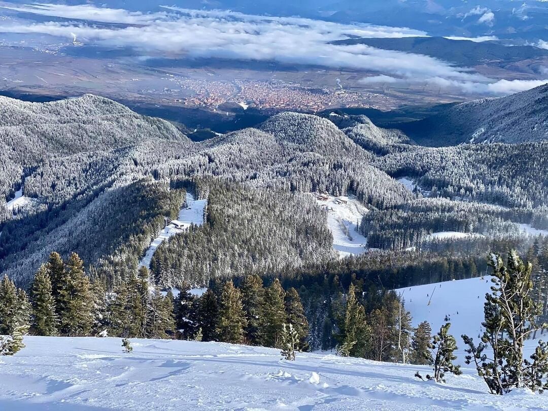Красивый пейзаж с высоты одной из трасс в Банско