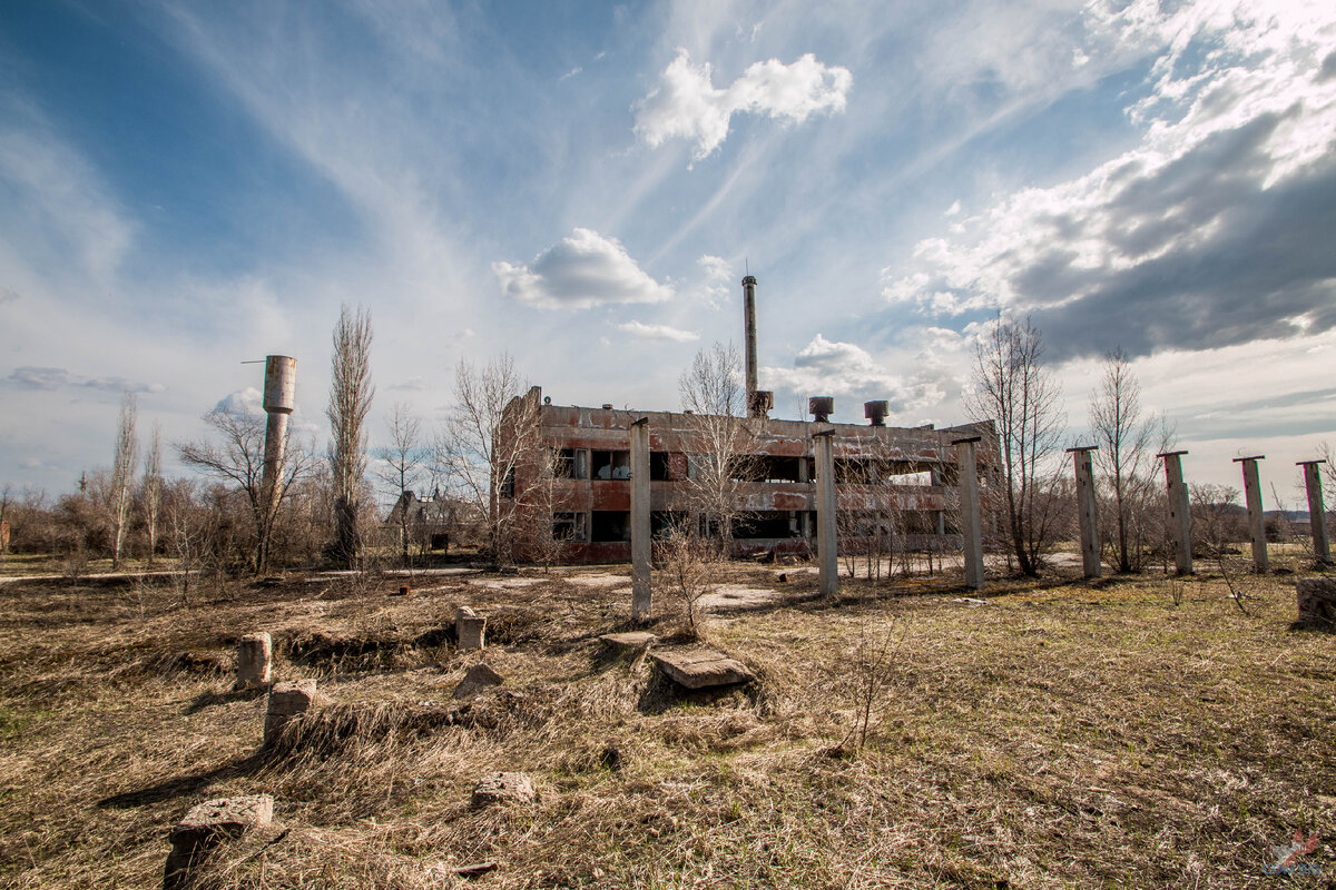 Территория заброшенного завода. 