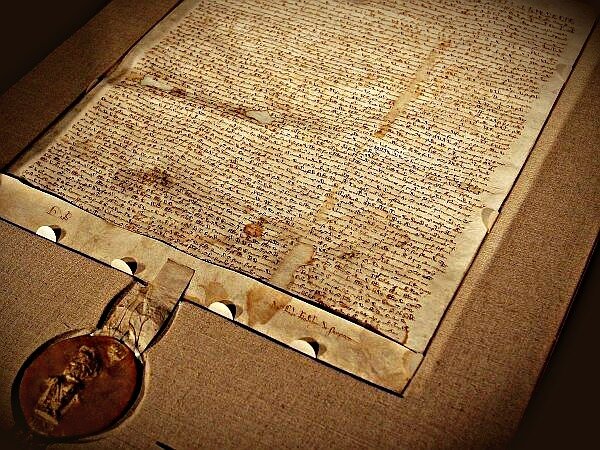 Великая хартия вольностей впервые признала нерушимость прав личности в отношении любого произвола власти; однако первоначально она защищала только права и привилегии дворянства и высшего духовенства, игнорируя крестьян, ремесленников и всех других, принадлежащих к низшим классам.15 июня 1215 года 