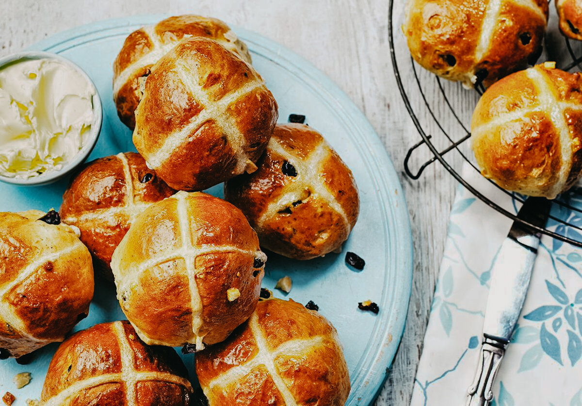 Крестовые булочки hot Cross buns. Hot Cross buns в Великобритании. Пасхальные булочки гнезда. Крестовые булочки в Англии. Праздник булочки