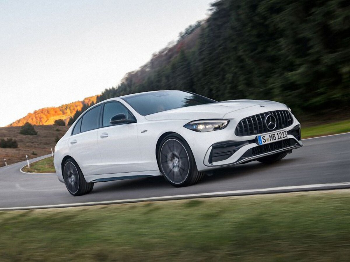 Mercedes-AMG C 43 4matic ощерился агрессивным передним фартуком. Увидите его оскал в зеркале - примите вправо от греха.