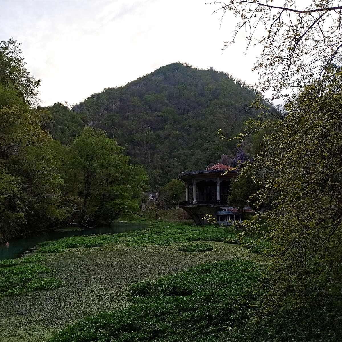 Вид на железнодорожную платформу с реки Псырцха