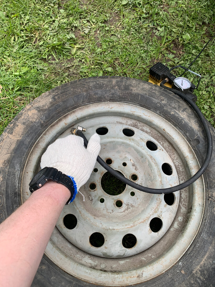 Для начала снимите колесо и накачайте его.