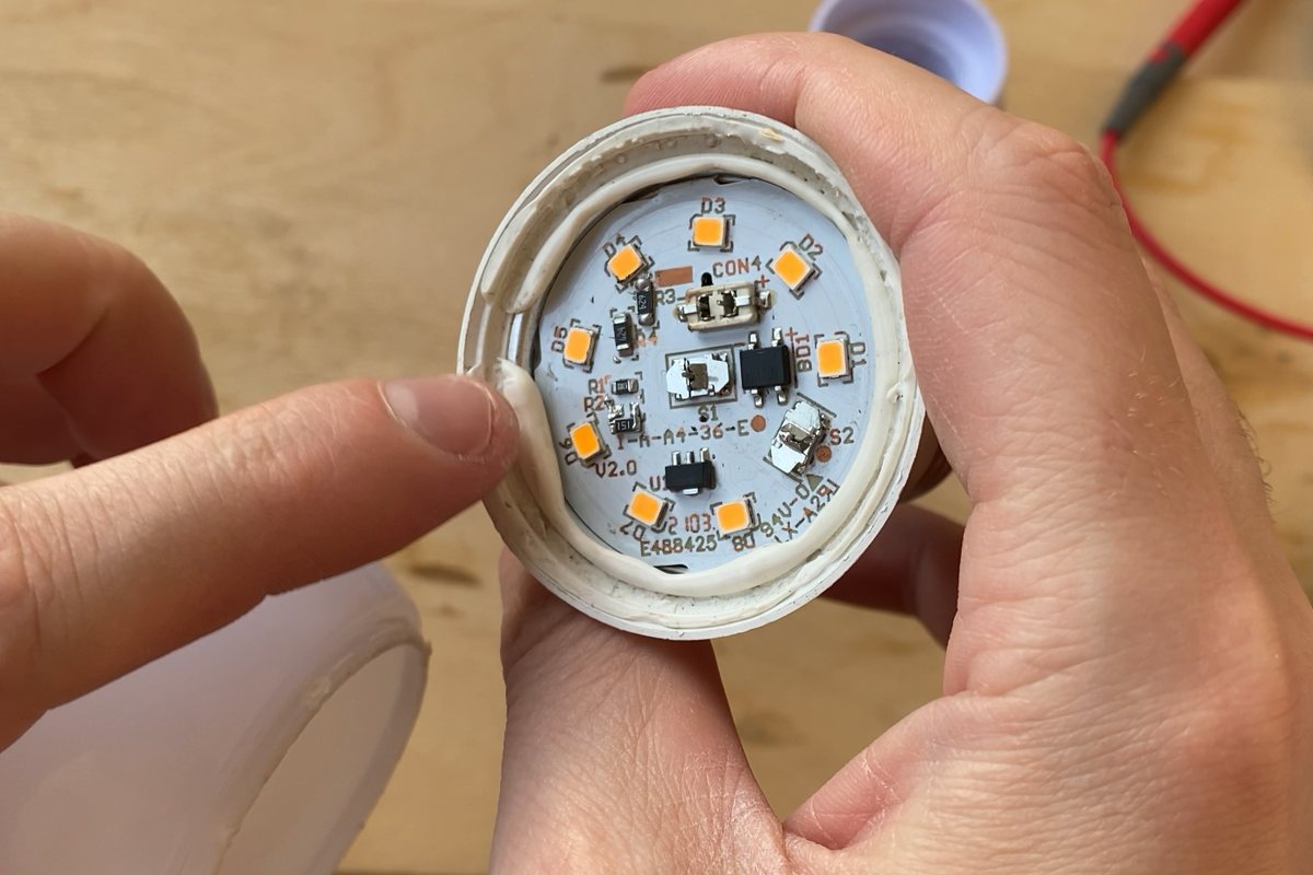 Пайка лампа светодиод. Как починить светодиодную лампочку без паяльника. Ремонт светодиодной подсветки чайника. Светодиодная лампочка своими руками. Светодиодные лампы 220 вольт.