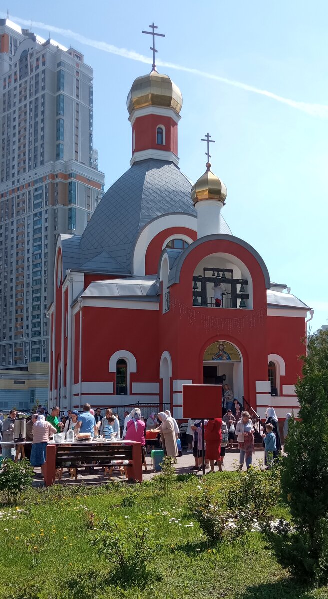 Храм Входа Господня в Иерусалим в Бирюлево.  Праздник Вознесения Господня. Угощение прихожан.