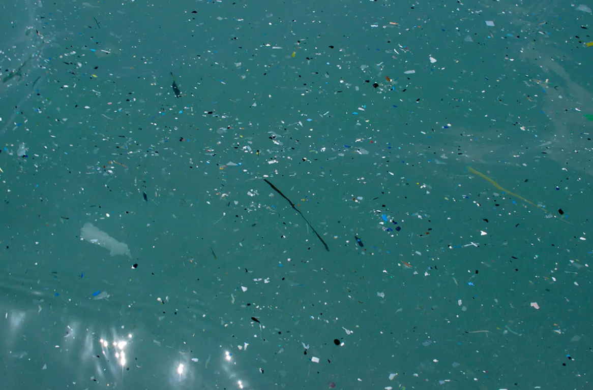 частицы микропластика