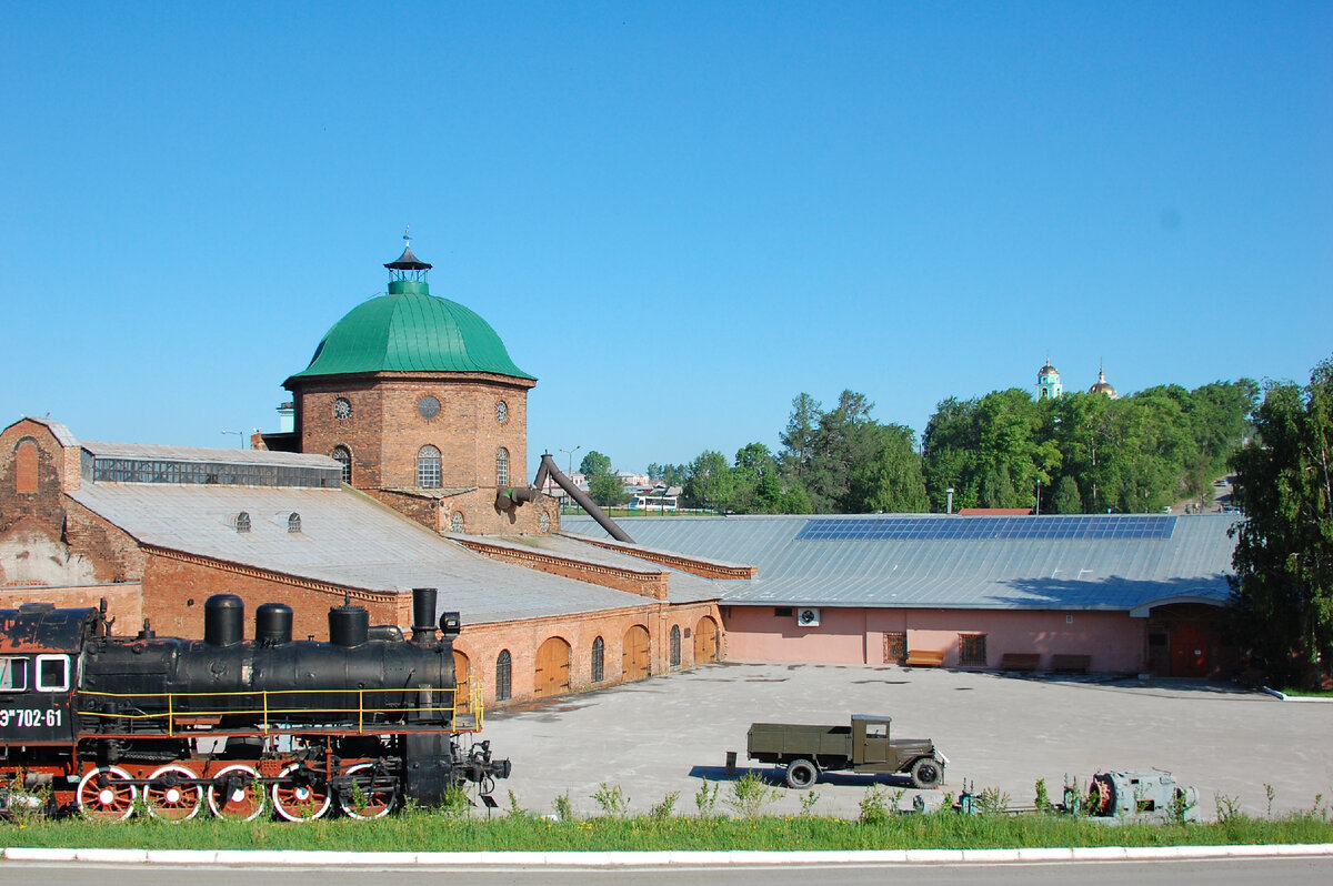 Северская домна – это здание доменного цеха 1860 года и расположенная внутри него доменная печь 1898 года. Здание удивительно по своей архитектуре, напоминает храм. Красивый литейный двор с арочными окнами переходит в восьмигранную башню, которая увенчана куполом. Печь прекратила работу в 1934 году. В 1974 году домна была признана объектом культурного наследия республиканского значения, сейчас является объектом культурного наследия федерального значения