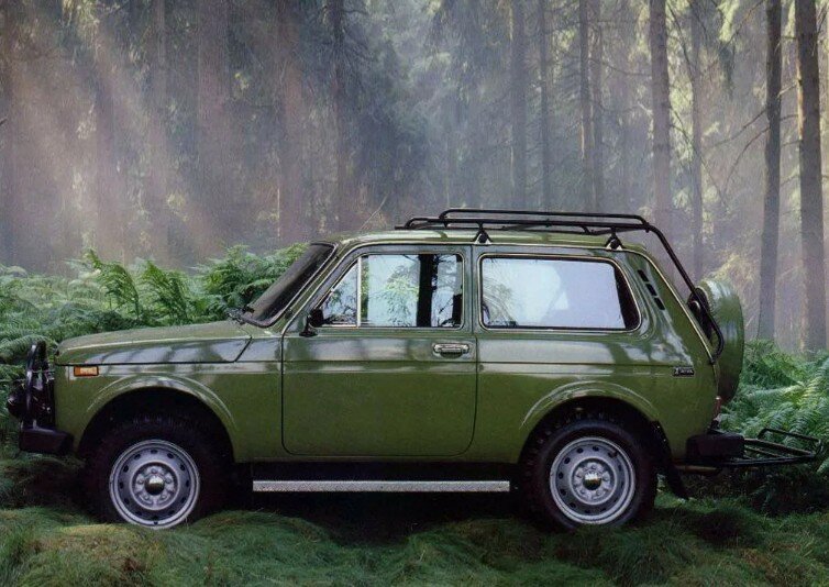 НИВА ВАЗ-2121 в лесу