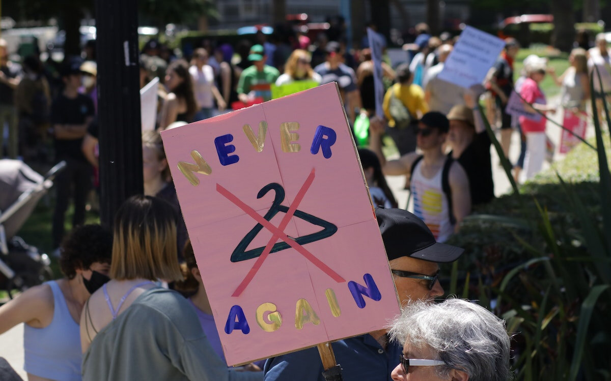    Надпись «Никогда больше» и изображение вешалки отсылает к популярному в прошлом кустарному способу абортаUnsplash