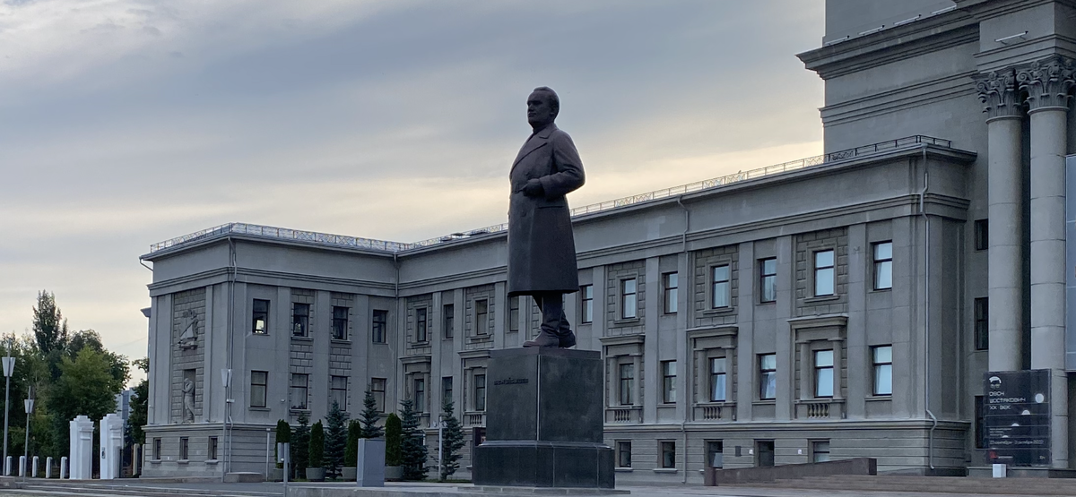 Памятник В.В. Куйбышеву на площади перед оперным театром.