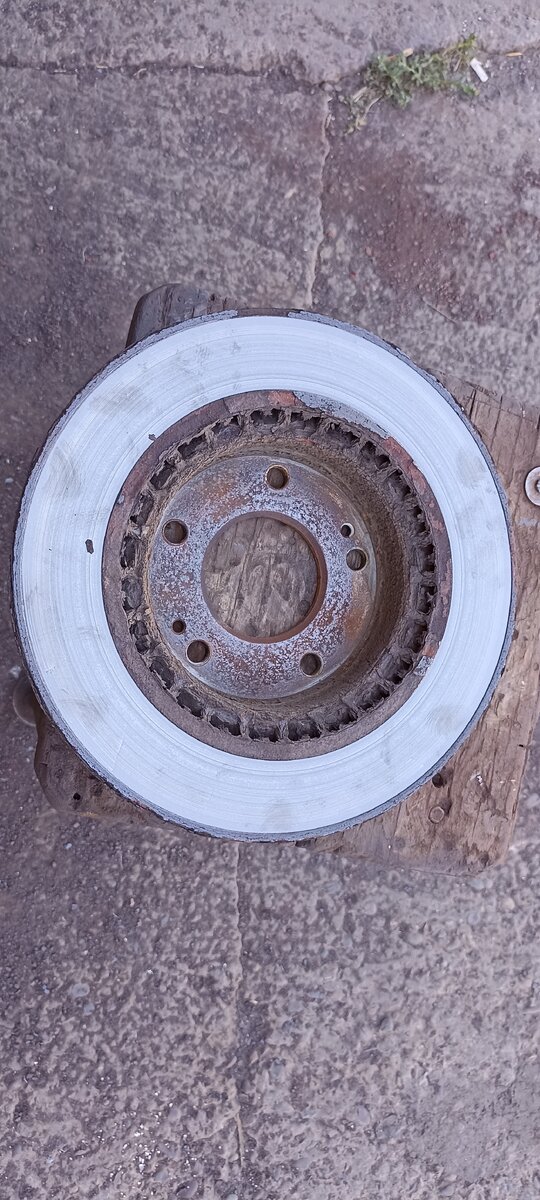 Старый диск, на рабочей части диска видны бороздочки и маленькие сколы. 