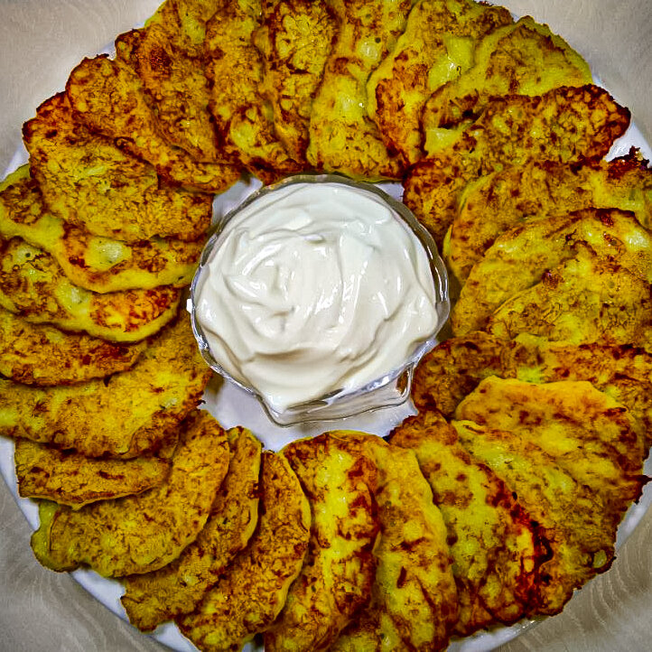 Оладьи из кабачков и сыра со сметаной на сковороде