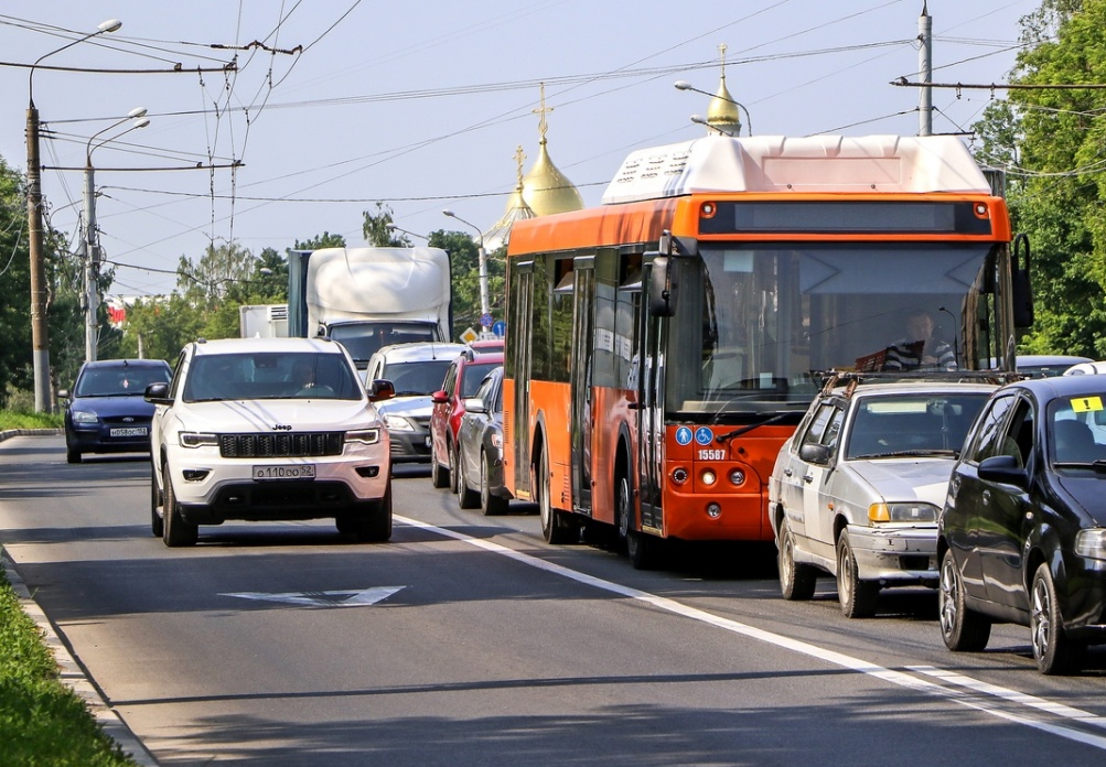 Движение по выделенной полосе для общественного транспорта. Автобусная полоса. Выделенная полоса для общественного транспорта. Полосы для авы. Выезд на автобусную полосу.