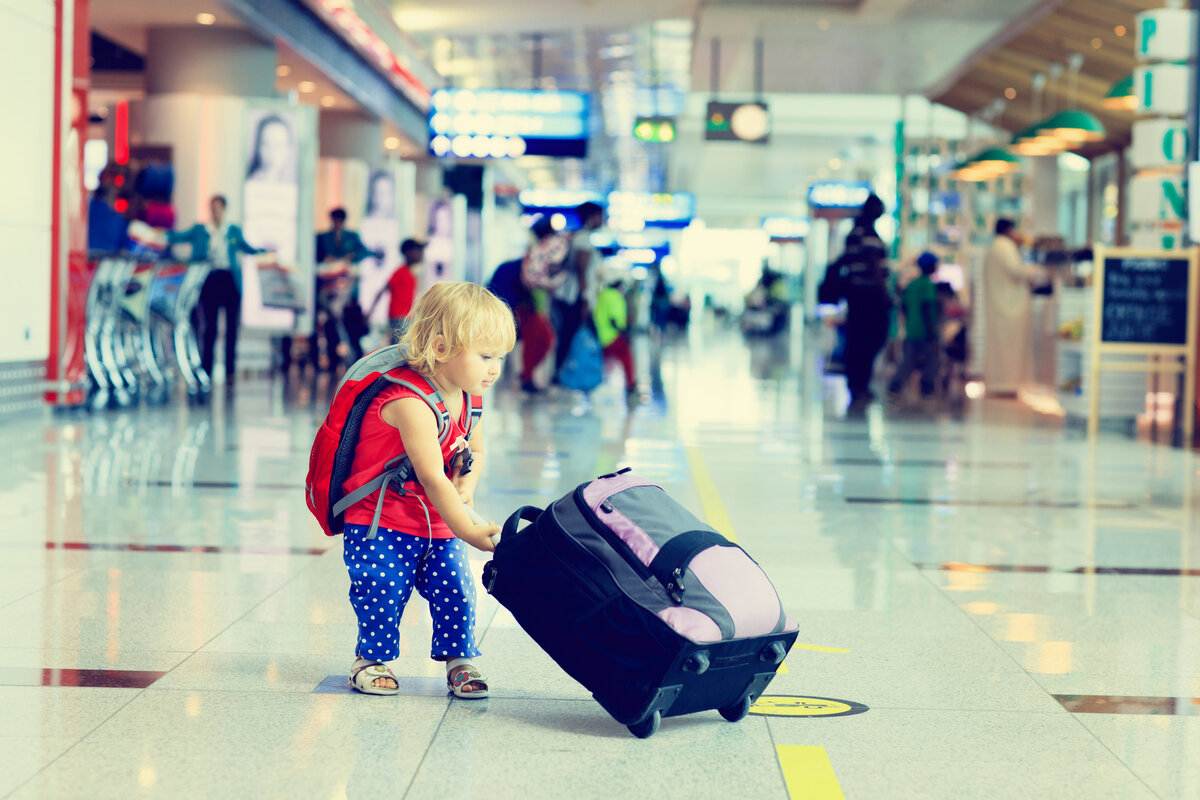 Порядок выезда детей. Дети в аэропорту. Чемодан в аэропорту. Чемодан для детей. Человек с чемоданом и ребенок.