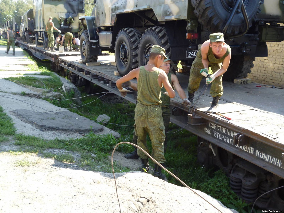 Выгрузка водителем. Погрузка военной техники. Погрузка военной техники на ЖД платформу. Погрузка техники на платформу. Железнодорожные войска.