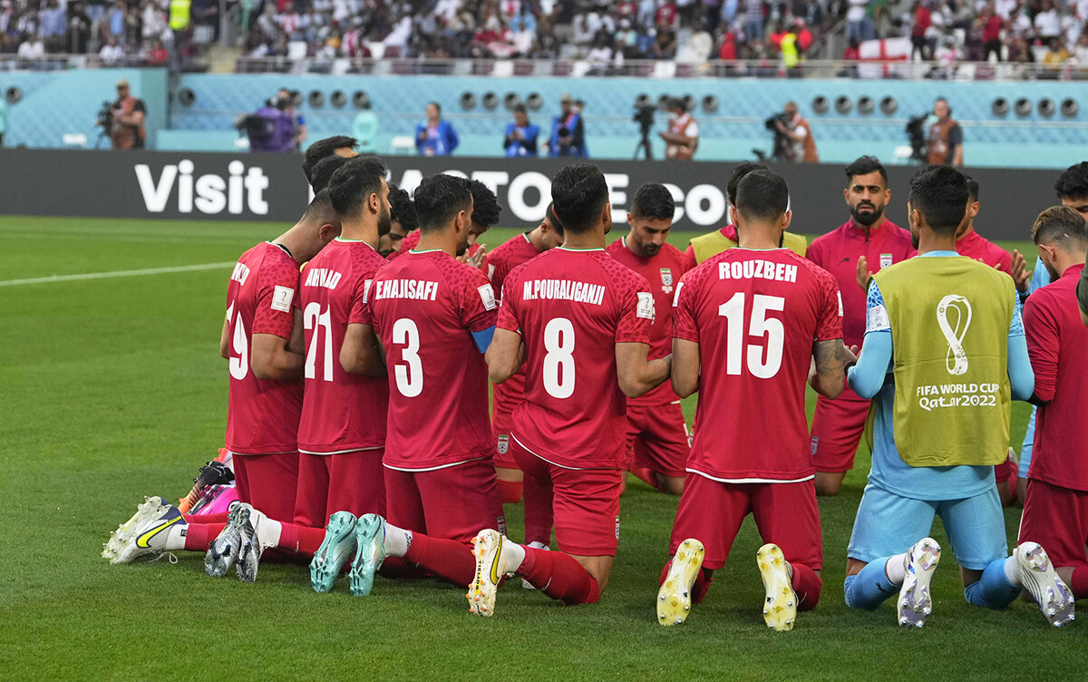 Иранская команда во время матча с Англией группы B чемпионата мира по футболу на международном стадионе Халифа. Доха, Катар, 21 ноября 2022 года
