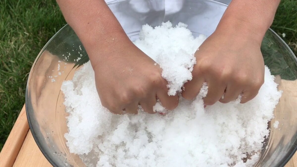 Простой способ, как сделать искусственный снег своими руками