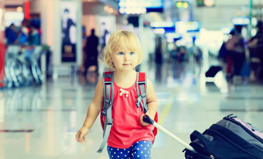 Порядок выезда детей. Дети в аэропорту. Малыши в аэропорту. Маленькая девочка с чемоданом в аэропорту. Дети 12 лет в аэропорту.
