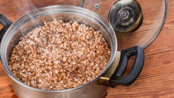 В конце варки добавляем соль.