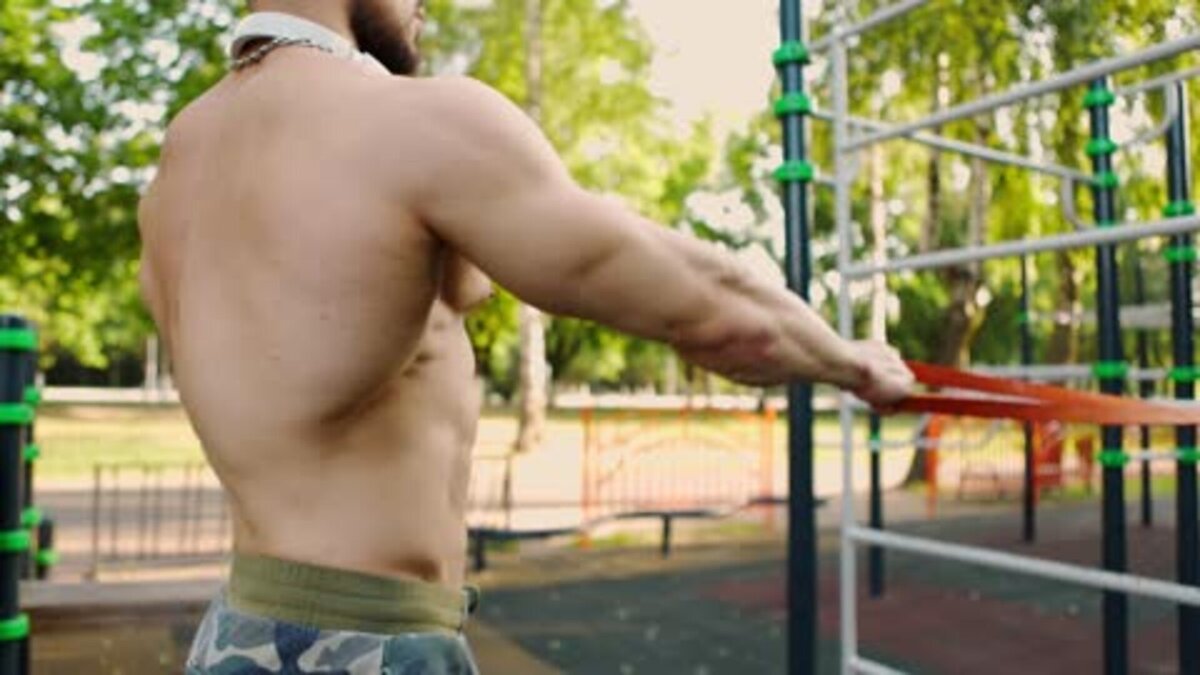 Так могут выглядеть хорошо развитые широчайшие мышцы спины сбоку. Фото автора: Leks_Laputin