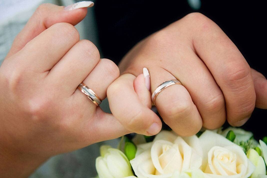 Брачные узы с семьей. Обручальные кольца на руках. Красивые обручальные кольца на руках. Свадебные кольца на пальцах. Кольцо на палец свадьба.