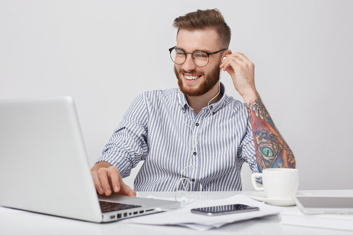 <a href="https://ru.freepik.com/free-photo/young-attractive-businessman-has-happy-expression-as-rests-after-hard-work-listens-to-music-or-watches-film-with-earphones-and-laptop-computer-tattooed-hipster-student-enjoys-favourite-audio-trac_9879933.htm#query=%D0%B2%D0%B5%D1%81%D0%B5%D0%BB%D1%8B%D0%B9%20%D0%BF%D1%80%D0%BE%D0%B3%D1%80%D0%B0%D0%BC%D0%BC%D0%B8%D1%81%D1%82&position=6&from_view=search&track=ais">Изображение от wayhomestudio</a> на Freepik
