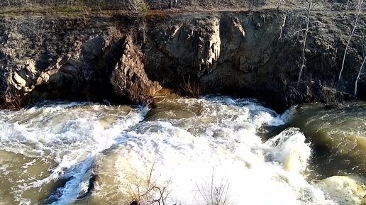 Весеннее половодье. Река Шипуниха (каньонообразное русло). Искитимский район, Новосибирская область.