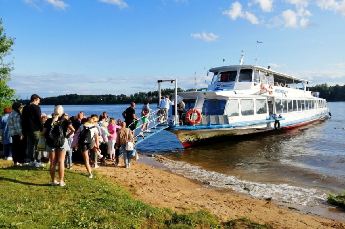    Два теплохода столкнулись у стрелки Васильевского острова