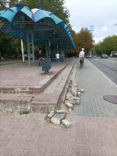 С этим вопросами к Шпиренко пишу почти раз в месяц. Что мешает сделать качественноНачальнику управления городского хозяйства Городской управы города КалугиШпиренко А.И.Запрос информации.Уважаемый Александр Игоревич!В таком состоянии на сегодняшний день в самом оживлённом месте города находится остановочная площадка «пл. Московская». Фото прилагаются. Прошу поделиться информацией, когда будет приведена в надлежащий вид остановочная площадка.