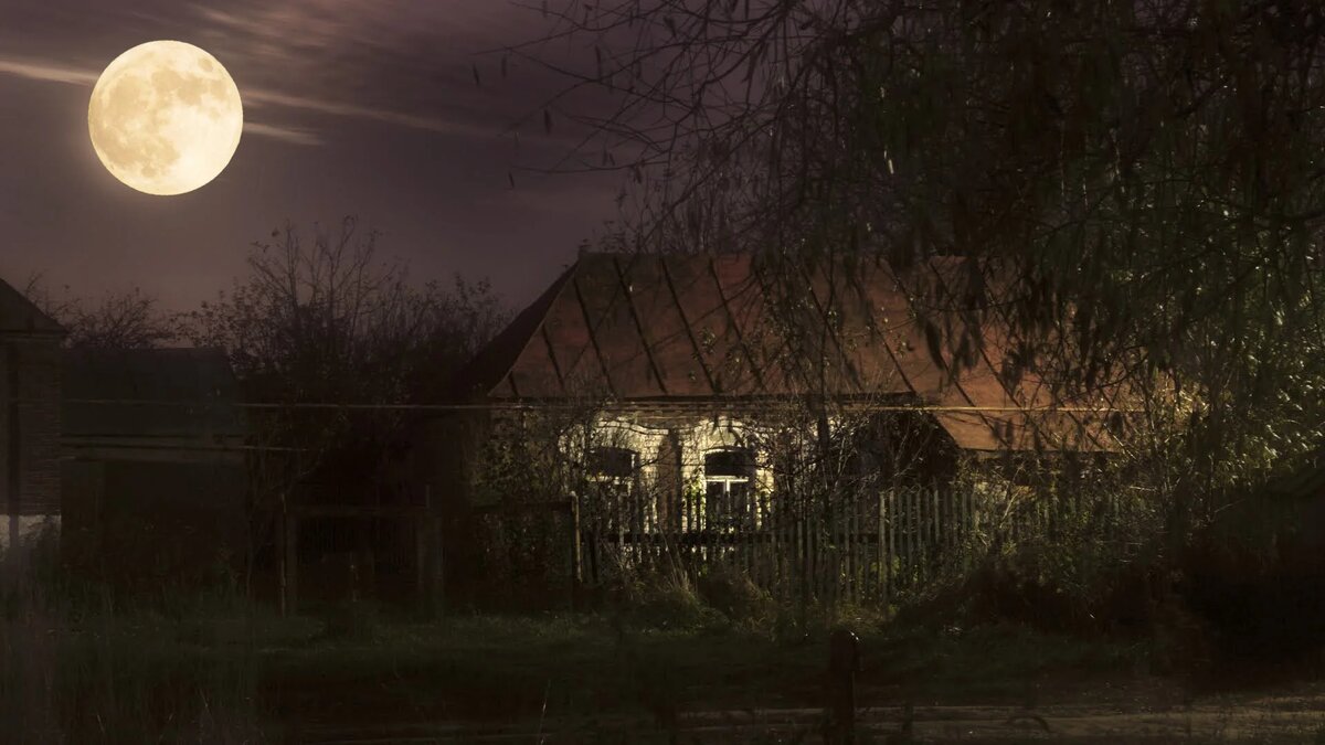 Полнолуние в ночь на Ивана Купала. Если ближайшее полнолуние сильно отстоит от 22 июня, то Купала празднуется точно по солнечной дате, а если полнолуние близко к солнцестоянию (не далее 2 – 3 дней назад и 7 – 10 дней вперед), то празднуется в ночь сочетания этих событий. Фото из интернета.