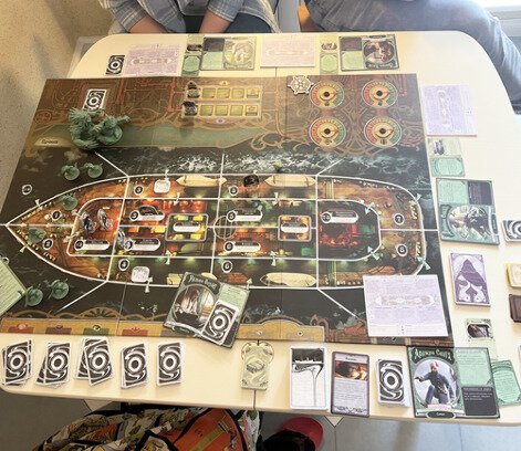 В верхнем правом углу поля расположены 4 счётчика ресурсов – достижение нулевой отметки на любом приведёт к проигрышу игроков-людей  📷
