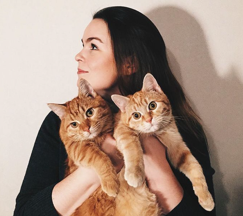 Кошка девочка. Девочка с котом. Женщина с кошкой. Картина девочка с котенком. Девочка с собачкой.