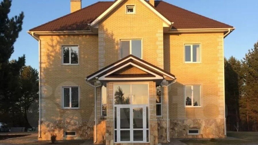     В тюменском селе Мальцево продают за 55 миллионов рублей семейное поместье, расположенное в хвойном лесу на берегу озера. Соответствующее объявление опубликовано на площадке Авито.