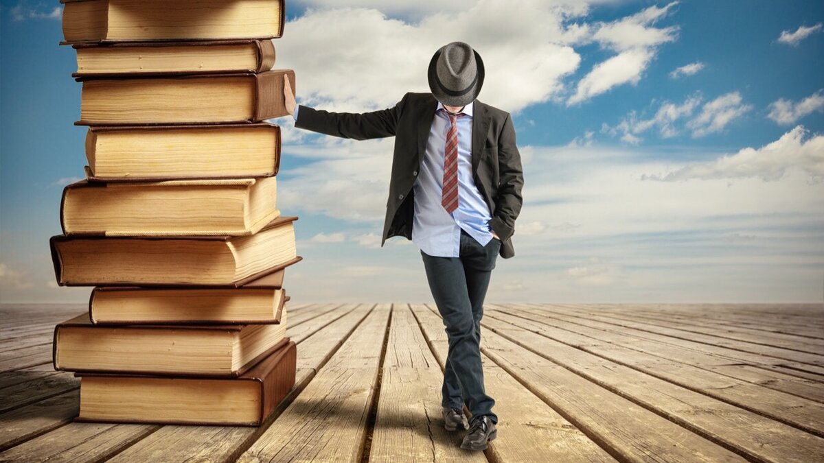 Про саморазвитие. Гора книг и человек. Гора книг. Знания и опыт. Человек на горе книг.